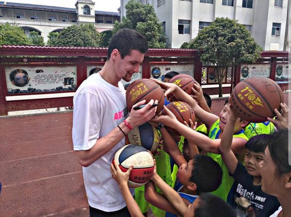 ALEKSANDAR RAC uči Kineze košarci